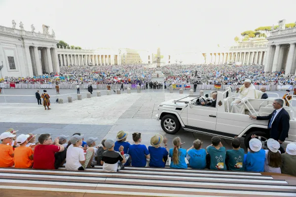 Papa Franjo pozdravlja desetke tisuća oltarskih poslužitelja prepunih na Trgu svetog Petra za posebnu audijenciju 30. srpnja 2024. Zasluge: Vatikanski mediji