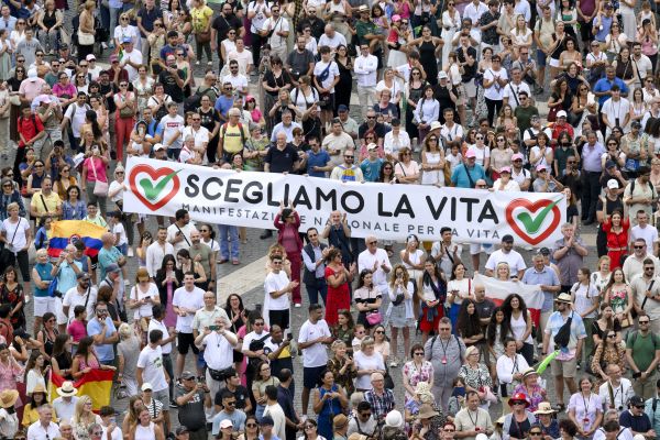 Hodočasnici se okupljaju na Trgu svetog Petra za nedjeljni Angelus pape Franje 23. lipnja 2024. u Vatikanu.  Zasluge: Vatikanski mediji