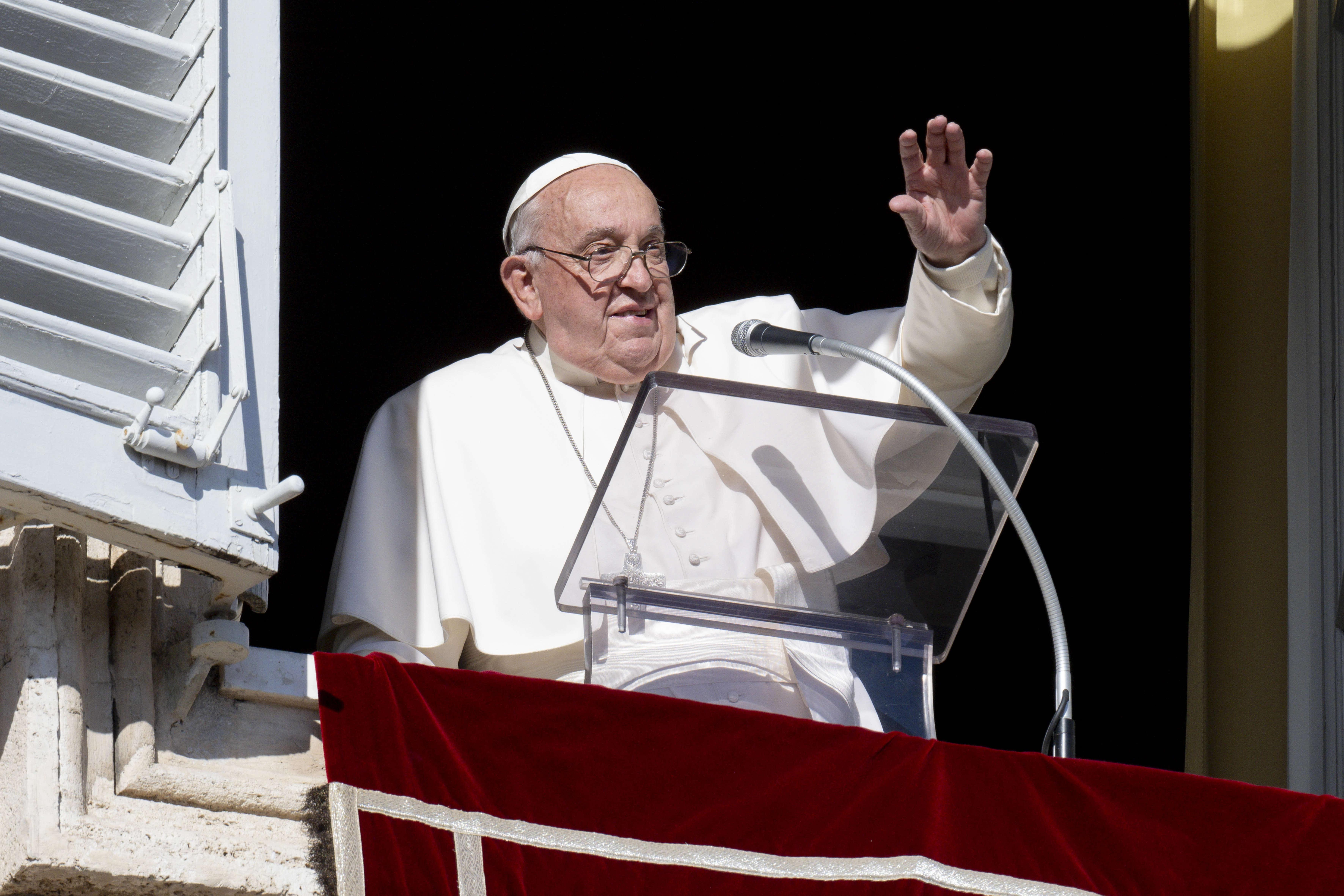 Pope Francis waves to pilgrims gathered in St. Peter’s Square for his Sunday Angelus address on the first Sunday of Advent, Dec. 1, 2024.?w=200&h=150