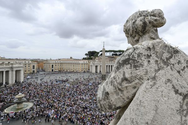 Hodočasnici se okupljaju na Trgu svetog Petra na nedjeljni Angelus pape Franje 23. lipnja 2024. u Vatikanu.  Zasluge: Vatikanski mediji