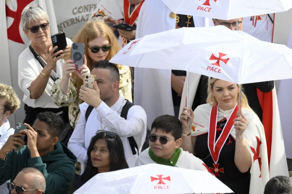 Pilgrims hold umbrellas that say “pace,” or “peace,” during Pope Francis’ Sunday Angelus address on Oct. 27, 2024, in St. Peter’s Square at the Vatican. Credit: Vatican Media