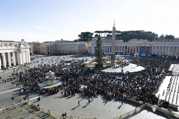 Pilgrims gather in St. Peter’s Square for Pope Francis’ Sunday Angelus address on the first Sunday of Advent, Dec. 1, 2024. Credit: Vatican Media