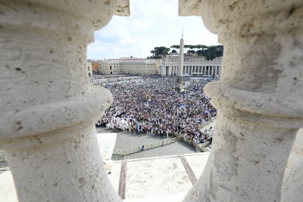 Pilgrims gather for Pope Francis’ Sunday Angelus prayer and address on Oct. 27, 2024, in St. Peter’s Square at the Vatican. Credit: Vatican Media