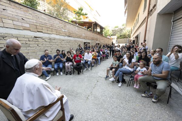 Papa Franjo posjećuje obitelji iz župe svete Brigite Švedske u rimskoj četvrti Palmarola 6. lipnja 2024. Zasluge: Vatikanski mediji