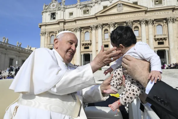 Papa Franjo blagoslivlja malo dijete tijekom opće audijencije u srijedu, 29. svibnja 2024., na Trgu svetog Petra u Vatikanu.  Zasluge: Vatikanski mediji