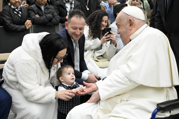 Papa Franjo pozdravlja hodočasnike okupljene za svoju opću publiku u srijedu 5. veljače 2025. u dvorani publike Paul VI u Vatikanu. Kredit: vatikan mediji