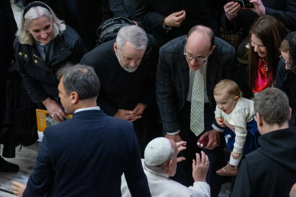 Papa Franjo pozdravlja hodočasnike tijekom svoje opće audijencije u srijedu 22. siječnja 2025. u dvorani za audijencije Pavla VI. u Vatikanu. Zasluge: Daniel Ibañez/CNA