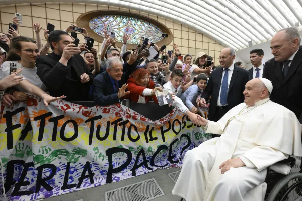 Papa Franjo pozdravlja hodočasnike na svojoj općoj audijenciji u srijedu, 1. svibnja 2024., u dvorani Pavla VI. u Vatikanu.  Zasluge: Vatikanski mediji