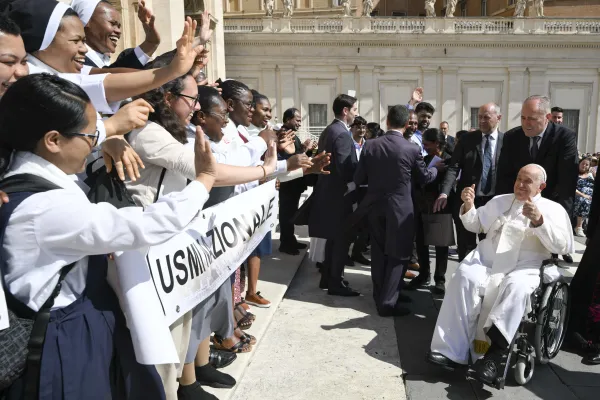 Papa Franjo pozdravlja hodočasnike okupljene na Trgu svetog Petra za svoju opću audijenciju u srijedu 22. svibnja 2024. u Vatikanu.  Zasluge: Vatikanski mediji