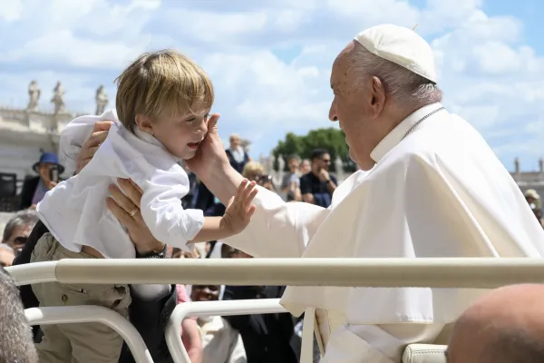 Papa Franjo pozdravlja hodočasnike okupljene na Trgu svetog Petra za svoju opću audijenciju u srijedu 22. svibnja 2024. u Vatikanu.  Zasluge: Vatikanski mediji