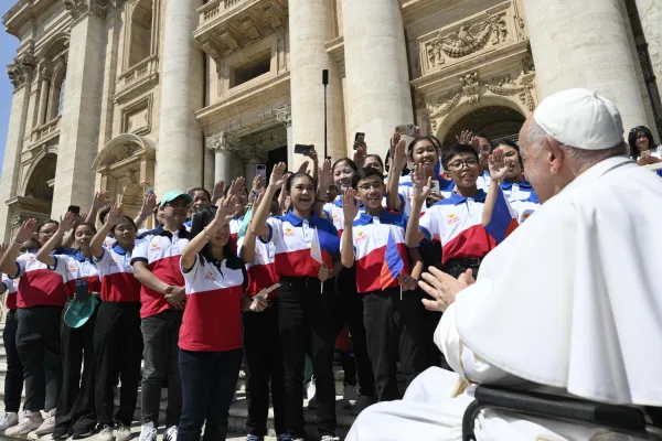 Papa Franjo pozdravlja mlade tijekom opće audijencije u srijedu, 29. svibnja 2024., na Trgu svetog Petra u Vatikanu.  Zasluge: Vatikanski mediji