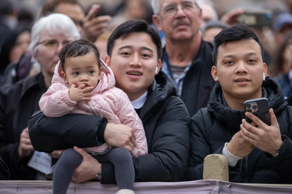 Pilgrims wait in a crowded St. Peter’s Square for Pope Francis to arrive for his Wednesday general audience on Nov. 20, 2024, in at the Vatican. Credit: Daniel Ibañez/CNA