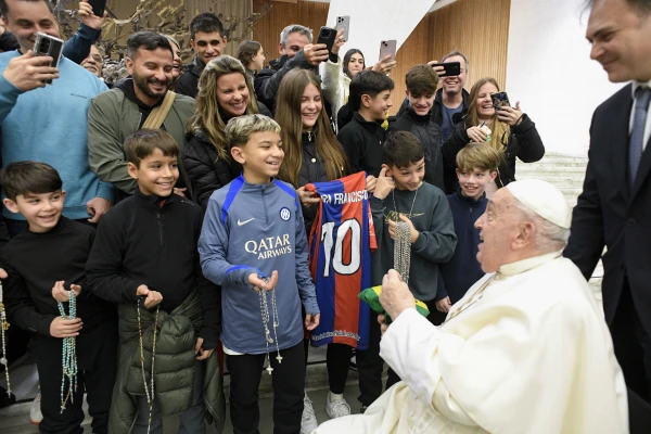 Papa Franjo pozdravlja skupinu mladih tijekom svoje opće audijencije u srijedu 22. siječnja 2025. u dvorani za audijencije Pavla VI. u Vatikanu. Zasluge: Vatikanski mediji