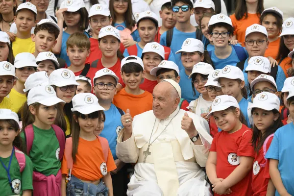 Papa Franjo okružen je djecom na Trgu svetog Petra tijekom opće audijencije u srijedu, 19. lipnja 2024. Zasluge: Vatikanski mediji