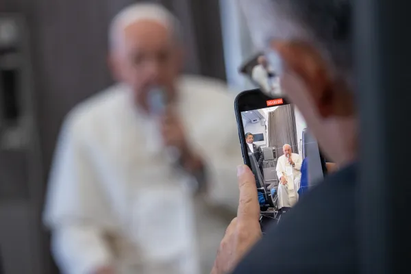 Papa Franjo razgovara s novinarima u papinskom zrakoplovu tijekom konferencije za novinare u letu u petak, 13. rujna 2024., na povratku sa svoje gotovo dvotjedne turneje po jugoistočnoj Aziji. Zasluge: Daniel Ibañez/CNA