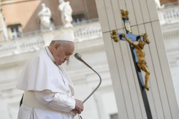 Papa Franjo moli se tijekom opće audijencije u srijedu, 29. svibnja 2024., na Trgu svetog Petra u Vatikanu.  Zasluge: Vatikanski mediji
