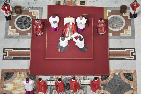 Papa Franjo predvodi misno slavlje u Bazilici svetog Petra na svetkovinu sv.  Petra i Pavla, 29. lipnja 2024. Autor: Vatican Media