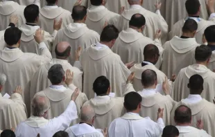 Priests concelebrate a Mass in Rome. Credit: Martha Calderón/ACI Prensa