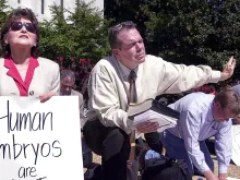 Long-time pro-life activist Eva Edl (left) prays in front of a Senate office building on Capitol Hill, Sept. 6, 2001 to protest US President George W. Bush's decision to allow limited stem cell research.