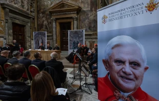 The Joseph Ratzinger-Benedict XVI Vatican Foundation awards the Ratzinger Prize to Notre Dame theologian Cyril O’Regan and Japanese sculptor Etsurō Sotoo at in a ceremony at the Vatican on Nov. 22, 204. Credit: Daniel Ibañez/CNA