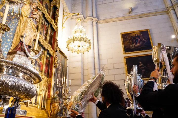 Last Sunday, Real Madrid FC returned to the tradition of offering the cups  won to Our Lady of Almudena at Madrid's cathedral, which was halted due to  COVID. You can see the