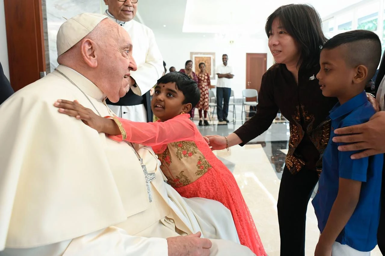 Pope Francis at the apostolic nunciature in Jakarta with refugee children.?w=200&h=150