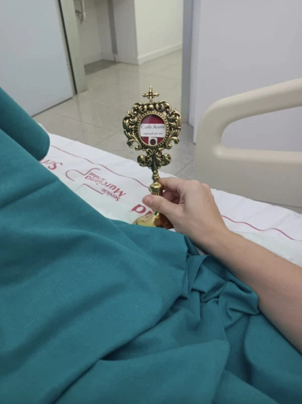 Lola holding the relic of Blessed Carlos Acutis just before entering the operating room. Credit: Courtesy of Lola Rosique