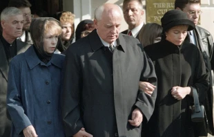 Mikhail Gorbachev (center), at the funeral of his wife, Raisa, Sept. 23, 1999. RIA Novosti archive, image #46207 / Vladimir Rodionov / CC-BY-SA 3.0