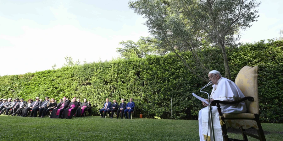 Pope Francis recalls 2014 embrace of Palestine and Israel presidents at ...