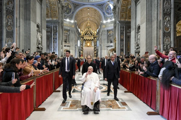 After praying the Angelus in Latin with crowds gathered in St. Peter’s Square, the pope reiterated his homily message to live solidarity with the poor through prayer and action, especially for “families who struggle to make ends meet.” Credit: Vatican Media