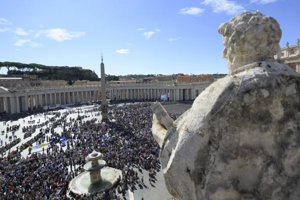 Hodočasnici se okupljaju na Trgu svetog Petra za razmišljanje pape Franje Anđeo Gospodnji 6. listopada 2024. Zasluge: Vatican Media