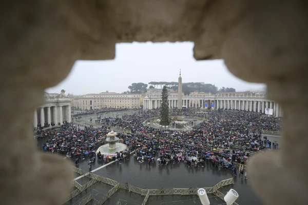 The rain doesn't deter pilgrims from St. Peter's Square on Jan. 5, 2025, as they gather to hear the pope pray the Angelus. Credit: Vatican Media