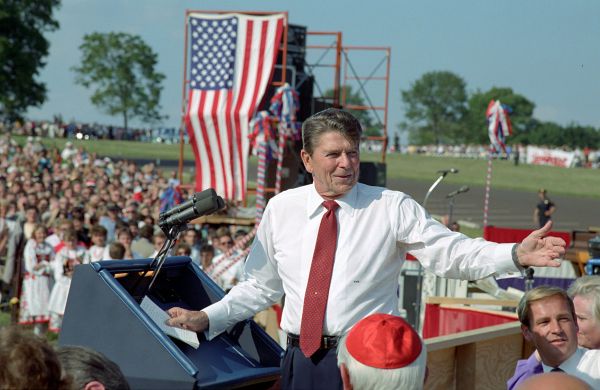 Predsjednik Ronald Reagan govorio je na poljskom festivalu održanom ispred Nacionalnog svetišta Naše Gospe od Czestochowe 9. rujna 1984. Zasluge: Zbirka fotografija Bijele kuće, javno vlasništvo, putem Wikimedia Commons