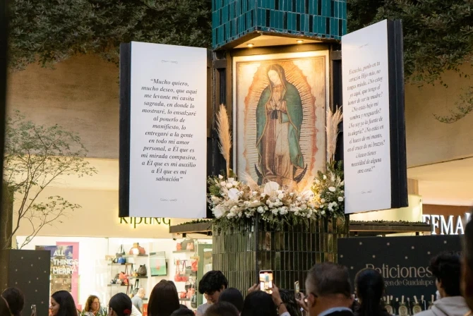 Mexican Catholics gather to pray rosary in shopping center