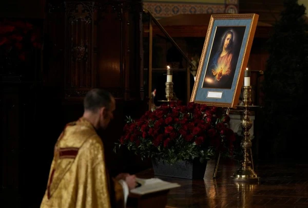 The new Knights of Columbus Sacred Heart Pilgrim Icon is seen as Father Ryan Lerner prays during a Sacred Heart Holy Hour at St. Mary Church in New Haven, Connecticut, Jan. 3, 2025. Credit: Paul Haring