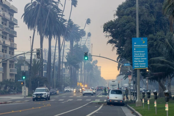 Smoke fills the sky from the Palisades Fire on Jan. 8, 2025, in Santa Monica, California. Credit: Tiffany Rose/Getty Images