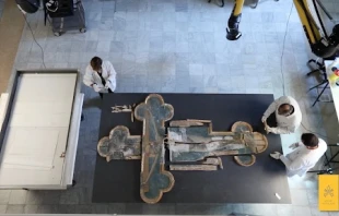 Restorers in the Vatican Museums’ restoration laboratory work on the Cross of Sant’Eutizio. Credit: Vatican Museums