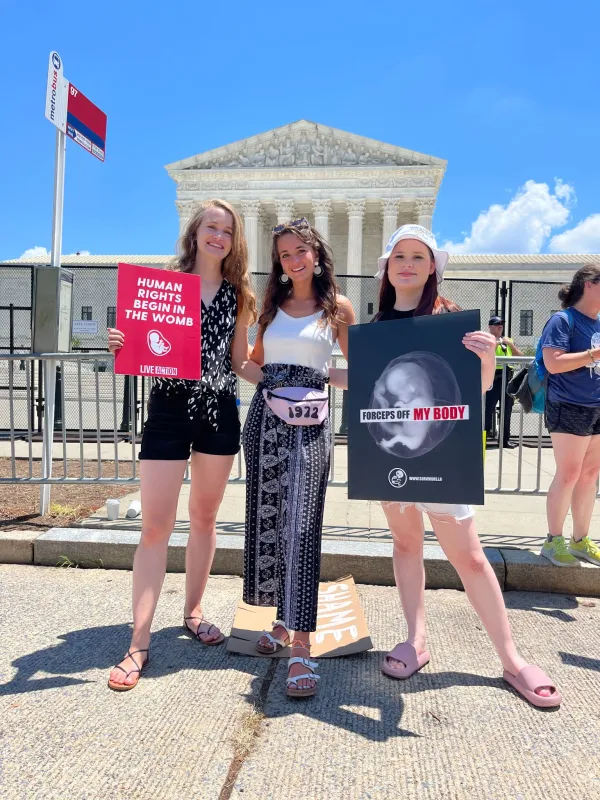 Savannah Dudzik (u sredini) ispred Vrhovnog suda s još dvoje zagovornika života na dan kada je Roe protiv Wadea poništen 24. lipnja 2022. Zasluge: Fotografija zahvaljujući Savannah Dudzik