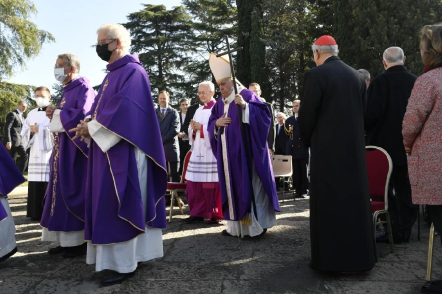 ‘Eternal Rest Grant Unto Them, O Lord’ — Pope Francis Celebrates All ...