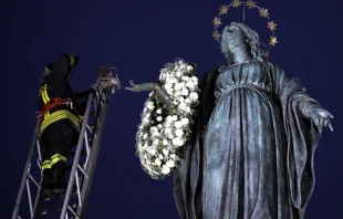 An Italian firefighter places a wreath of flowers on the statue of the Immaculate Conception in Rome’s Piazza di Spagna, Dec. 8, 2021. Daniel Ibáñez/CNA.