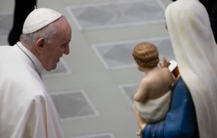 Pope Francis with a statue of the Virgin and Child. Daniel Ibáñez/CNA.