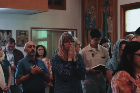 Sudionici s poštovanjem stoje tijekom većeg dijela bizantske božanske liturgije u bizantskoj katoličkoj crkvi Zaštite Majke Božje u središtu Denvera 8. lipnja 2024. Zasluge: Kate Quiñones/CNA