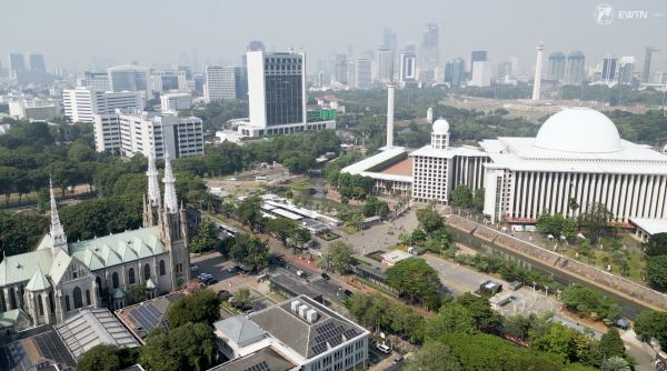 The Catholic Cathedral of Our Lady of the Assumption (left) and Istiqlal Mosque (right) in the Indonesian capital, Jakarta. Credit: EWTN News