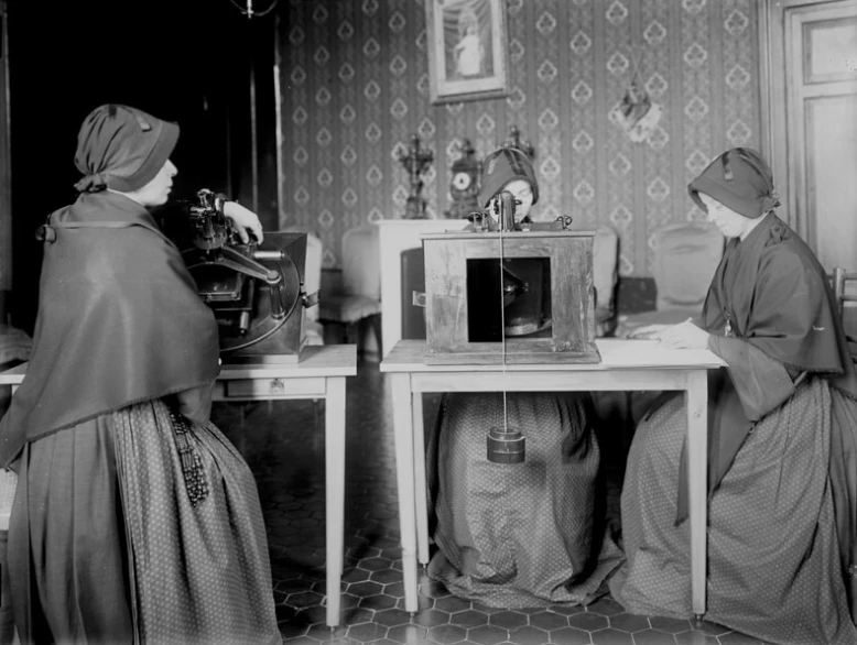 A team of nuns measures photographic plates for the Carte du Ciel project, circa early 1900s.?w=200&h=150