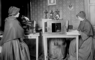 A team of nuns measures photographic plates for the Carte du Ciel project, circa early 1900s. Credit: On Being, CC BY-NC-SA 2.0, via Flickr