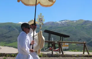 The Eucharist makes its way up a ski hill in Steamboat Springs, Colorado, as part of the National Eucharistic Pilgrimage. Credit: Greg Effinger/Archdiocese of Denver/Denver Catholic