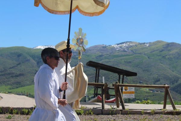 The Eucharist makes its way up a ski hill in Steamboat Springs, Colorado, as part of the National Eucharistic Pilgrimage. Credit: Greg Effinger/Archdiocese of Denver/Denver Catholic