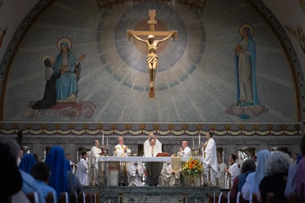 Nadbiskup William Lori slavi misu u bazilici u nacionalnom svetištu svete Elizabete Ann Seton u Emmitsburgu, Maryland, 6. lipnja 2024. Zasluge: Jeffrey Bruno