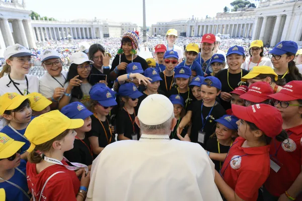 Papa Franjo razgovara sa skupinom djece na Trgu svetog Petra u Rimu tijekom prvog Svjetskog dana djece u subotu, 26. svibnja 2024. Zasluge: Daniel Ibañez/CNA