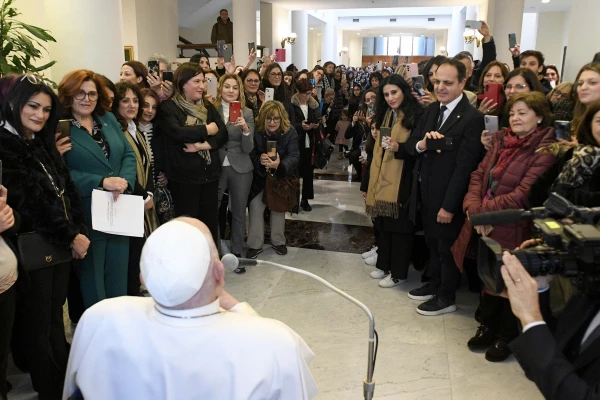 Papa Franjo pozdravlja članove interprovincijskog reda profesije primalje Catanzara 6. veljače 2025. u svojoj rezidenciji Casa Santa Marta u Vatikanu. Kredit: vatikan mediji